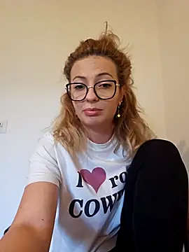 Snapshot of Selenna_emma chatting on October 16, 2025, 2:07 pm Selenna emma online show from October 16, 2025, 2:07 pm