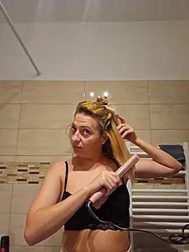 Snapshot of Selenna_emma chatting on October 31, 2025, 3:24 pm Selenna emma online show from October 31, 2025, 3:24 pm