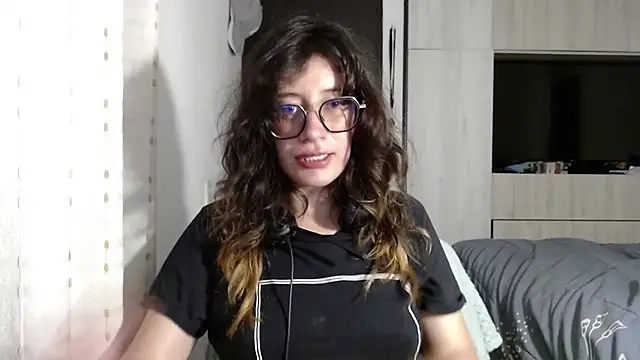 mariana124- online show from September 18, 2025, 1:40 am