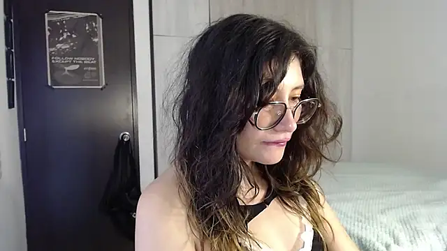 mariana124- online show from October 27, 2025, 9:08 pm