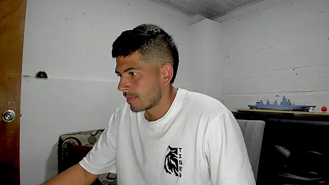 Snapshot of Himoreno25 chatting on January 27, 2025, 11:11 pm Himoreno25 online show from January 27, 2025, 11:11 pm