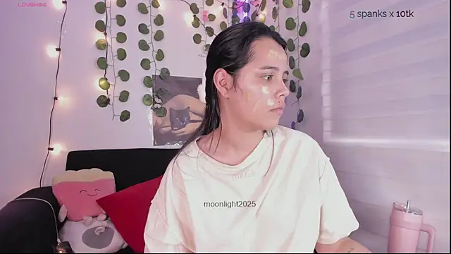 Snapshot of moonliiiight1 chatting on September 18, 2025, 9:06 pm moonliiiight1 online show from September 18, 2025, 9:06 pm