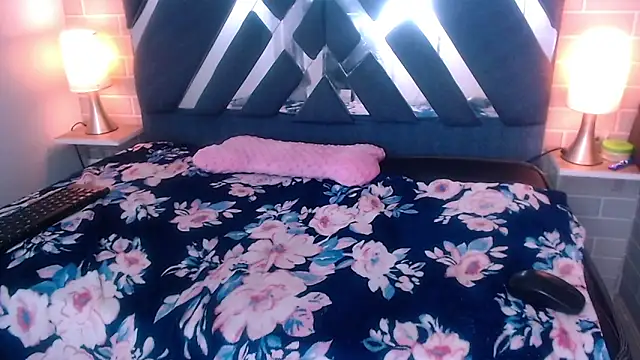 AndreaGil  online show from February 7, 2025, 6:02 pm