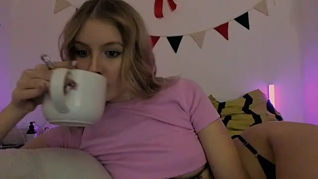 Snapshot of MiaDavis21 chatting on February 22, 2025, 5:46 pm MiaDavis21 online show from February 22, 2025, 5:46 pm