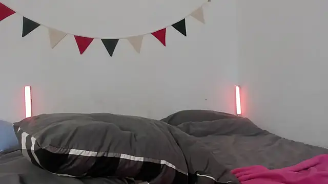 Snapshot of MiaDavis21 chatting on October 9, 2025, 5:27 am MiaDavis21 online show from October 9, 2025, 5:27 am