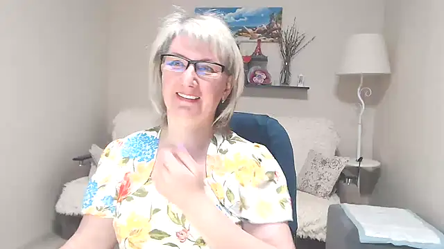 Snapshot of FleurMays chatting on May 18, 2026, 6:08 am FleurMays online show from May 18, 2026, 6:08 am