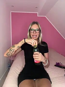 Snapshot of Lydie_off chatting on February 12, 2025, 12:01 pm Lydie off online show from February 12, 2025, 12:01 pm