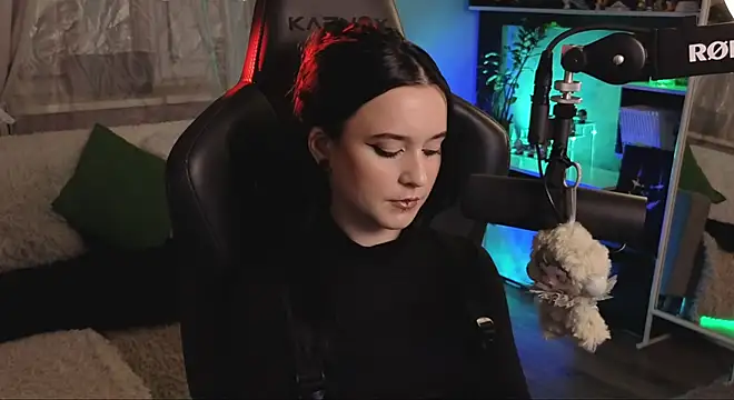 KiraLiLime online show from November 28, 2025, 4:31 pm