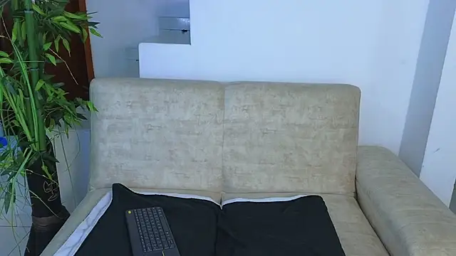 Lorenne Miller online show from September 28, 2025, 4:07 am