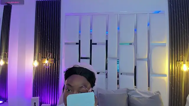 mia schwarz online show from December 2, 2025, 11:34 pm