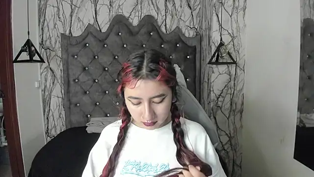 larissa01  online show from March 1, 2025, 3:21 am