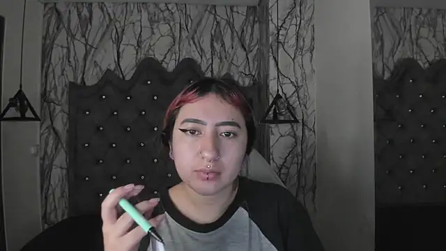 larissa01  online show from March 6, 2025, 3:13 am