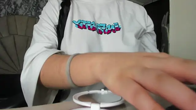 larissa01  online show from March 14, 2025, 2:31 am