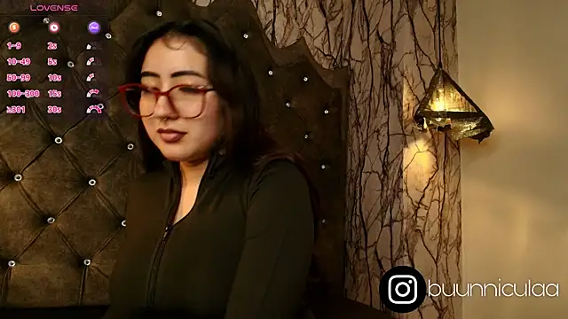 larissa01  online show from September 16, 2025, 2:34 am