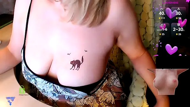 Snapshot of _-Luna-_ chatting on October 31, 2025, 8:43 pm -Luna- online show from October 31, 2025, 8:43 pm