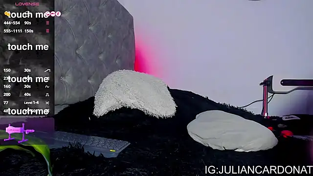 Snapshot of Andrew_x777 chatting on January 11, 2026, 2:44 pm Andrew x777 online show from January 11, 2026, 2:44 pm