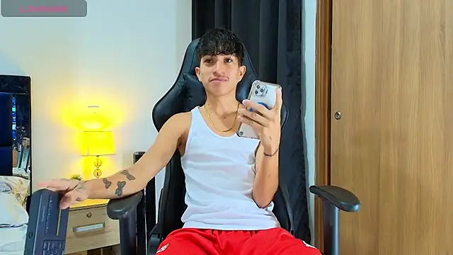 Snapshot of _CamiloBass chatting on May 10, 2026, 8:03 pm CamiloBass online show from May 10, 2026, 8:03 pm