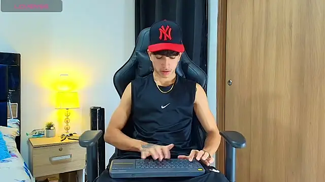 Snapshot of _CamiloBass chatting on May 13, 2026, 1:03 am CamiloBass online show from May 13, 2026, 1:03 am