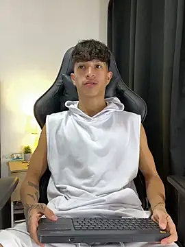 Snapshot of _CamiloBass chatting on May 17, 2026, 6:37 pm CamiloBass online show from May 17, 2026, 6:37 pm
