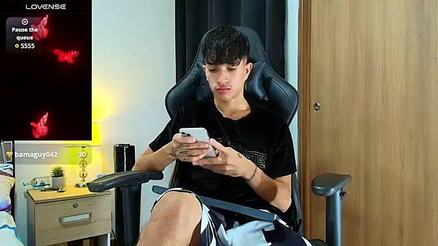 Snapshot of _CamiloBass chatting on May 19, 2026, 1:56 am CamiloBass online show from May 19, 2026, 1:56 am