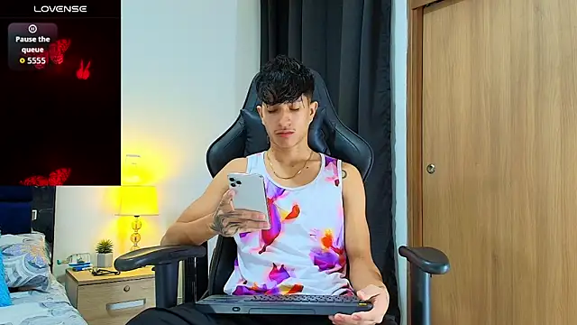 Snapshot of _CamiloBass chatting on May 26, 2026, 1:01 am CamiloBass online show from May 26, 2026, 1:01 am