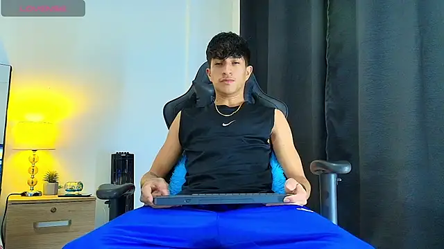 Snapshot of _CamiloBass chatting on June 6, 2026, 1:00 am CamiloBass online show from June 6, 2026, 1:00 am
