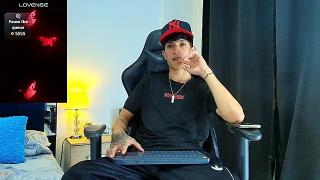 Snapshot of _CamiloBass chatting on July 11, 2026, 2:14 am CamiloBass online show from July 11, 2026, 2:14 am