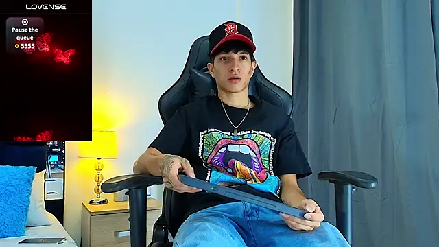 Snapshot of _CamiloBass chatting on August 9, 2026, 12:56 am CamiloBass online show from August 9, 2026, 12:56 am
