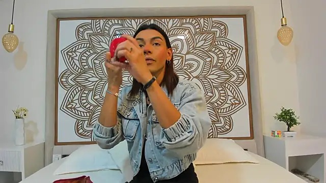 Maiskeen Zamara online show from December 10, 2024, 8:49 pm