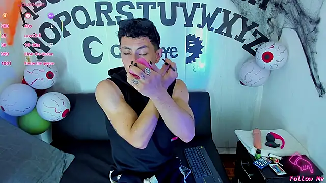 Piggy Eddy online show from October 23, 2025, 8:29 pm