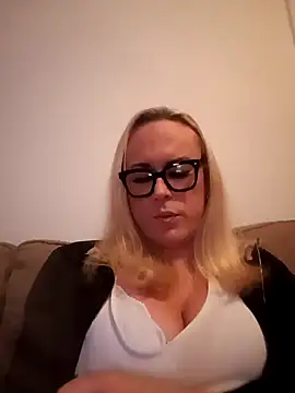 Snapshot of Connie_Pepper chatting on March 10, 2025, 2:06 am Connie Pepper online show from March 10, 2025, 2:06 am