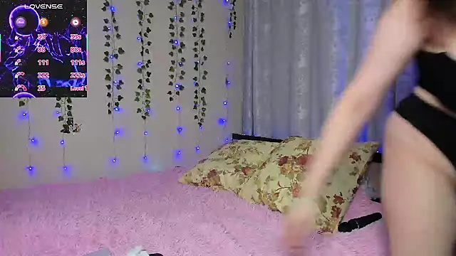 Snapshot of Alice___Rose chatting on November 20, 2025, 7:13 pm Alice Rose online show from November 20, 2025, 7:13 pm