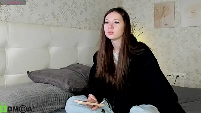 Nicole Charm online show from September 22, 2025, 8:00 pm