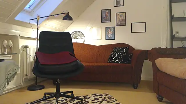 Snapshot of GinaBlonde chatting on January 16, 2025, 3:46 pm GinaBlonde online show from January 16, 2025, 3:46 pm