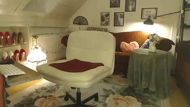 Snapshot of GinaBlonde chatting on March 12, 2026, 9:43 pm GinaBlonde online show from March 12, 2026, 9:43 pm