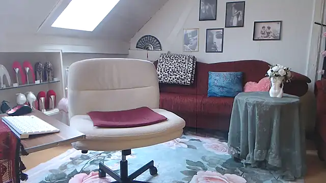 Snapshot of GinaBlonde chatting on March 14, 2026, 12:43 pm GinaBlonde online show from March 14, 2026, 12:43 pm