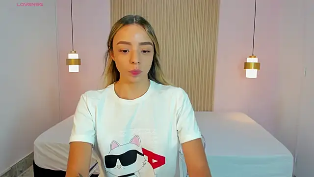 AliceRoss0 online show from June 26, 2026, 8:35 pm