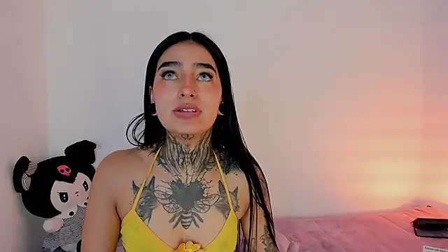 Snapshot of shadowcatt_ chatting on December 2, 2024, 10:45 pm shadowcatt online show from December 2, 2024, 10:45 pm