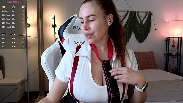 Snapshot of AliceMYs chatting on October 28, 2025, 10:19 am AliceMYs online show from October 28, 2025, 10:19 am