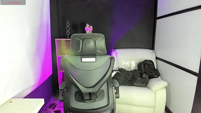 TifanyWhite  online show from March 19, 2025, 8:32 pm