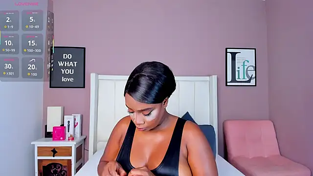 Snapshot of Britanymooree chatting on November 3, 2025, 7:59 pm Britanymooree online show from November 3, 2025, 7:59 pm