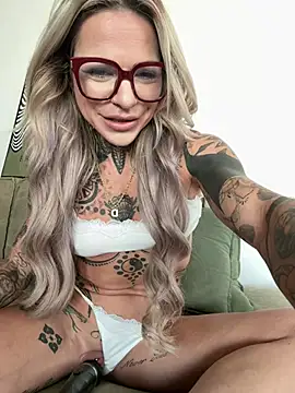 Snapshot of Divina_X_ chatting on July 29, 2026, 4:21 am Divina X online show from July 29, 2026, 4:21 am