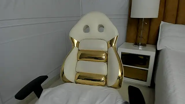 Snapshot of Daphne81_ chatting on February 19, 2025, 5:27 am Daphne81 online show from February 19, 2025, 5:27 am