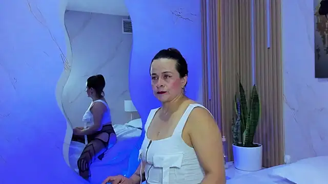 Snapshot of Daphne81_ chatting on September 23, 2025, 2:25 am Daphne81 online show from September 23, 2025, 2:25 am