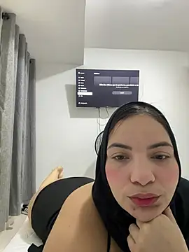 Snapshot of Layla_kaderr chatting on August 5, 2026, 11:06 pm Layla kaderr online show from August 5, 2026, 11:06 pm
