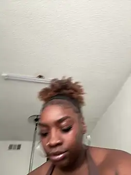 Snapshot of LillShayy chatting on February 10, 2026, 4:55 pm LillShayy online show from February 10, 2026, 4:55 pm