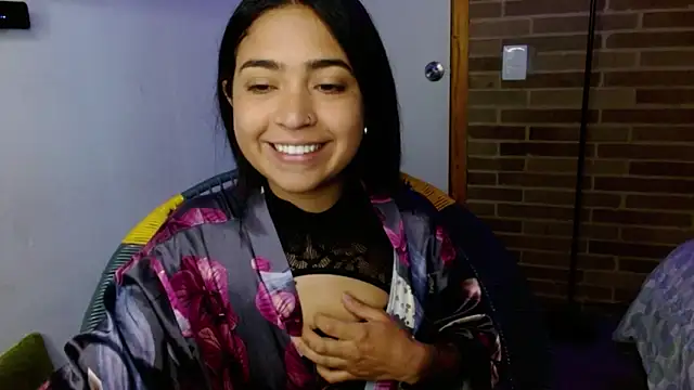 Snapshot of helenacyruss chatting on November 5, 2025, 2:06 pm helenacyruss online show from November 5, 2025, 2:06 pm