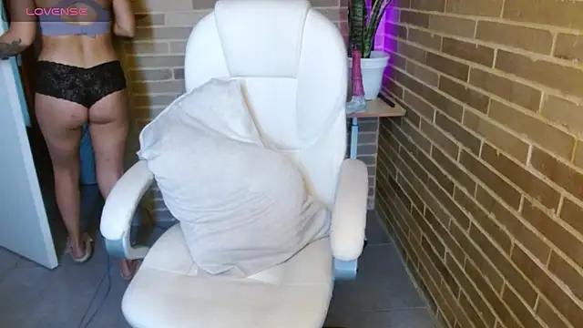 Snapshot of helenacyruss chatting on December 16, 2025, 2:22 pm helenacyruss online show from December 16, 2025, 2:22 pm