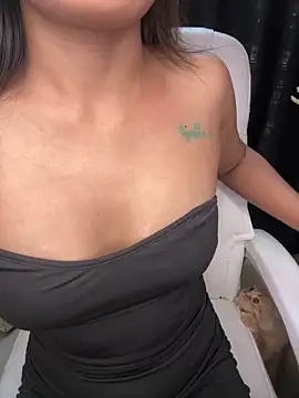 LeisyXO online show from January 8, 2025, 1:00 am