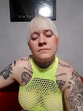 Snapshot of poussichienne chatting on November 3, 2025, 4:52 pm poussichienne online show from November 3, 2025, 4:52 pm